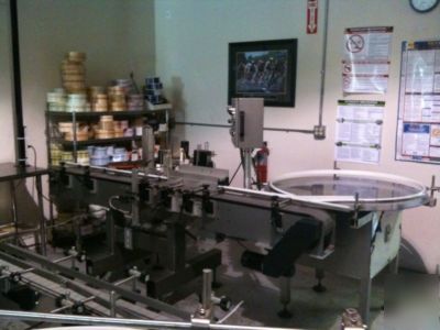Bottle labeler by universal r 320 with conveyor belt