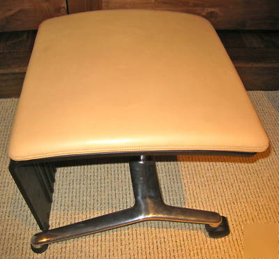 Steelcase leapÂ® leather ottoman / laptop table (honey)