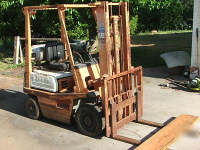 Toyota forklift 2000 pounds pnuematic tires runs good 