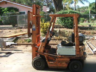 Toyota forklift 2000 pounds pnuematic tires runs good 