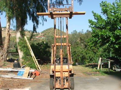 Toyota forklift 2000 pounds pnuematic tires runs good 