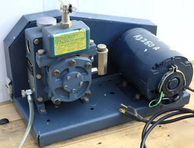 Welch 1400 duo-seal two-stage rotary vane vacuum pump
