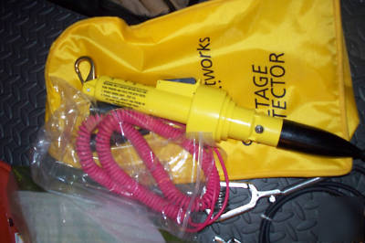 Electrician ppe : fluke, salisbury. detector gloves etc