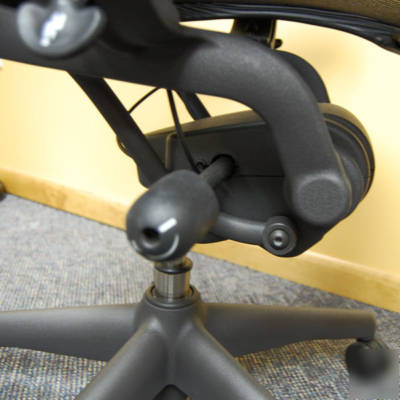 Herman miller aeron chair - fully adjustable blk/size b