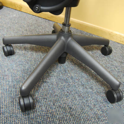 Herman miller aeron chair - fully adjustable blk/size b