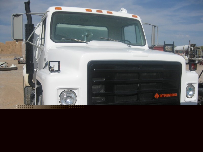 International S1700 2,000 gallon s/a water truck