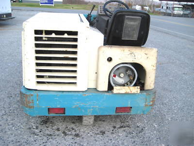 Tennant rider sweeper, hydraulic dump hopper, lp gas 