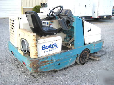 Tennant rider sweeper, hydraulic dump hopper, lp gas 