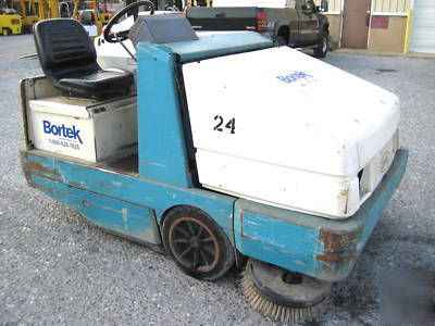 Tennant rider sweeper, hydraulic dump hopper, lp gas 