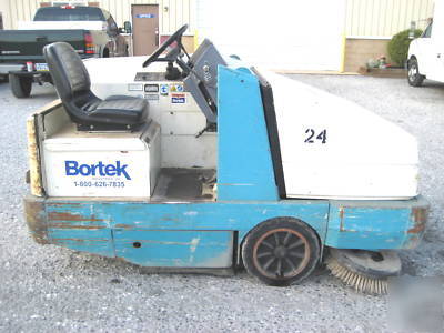 Tennant rider sweeper, hydraulic dump hopper, lp gas 