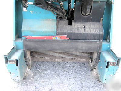 Tennant rider sweeper, hydraulic dump hopper, lp gas 