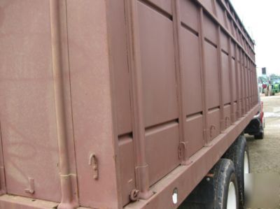 International 4900 grain truck 750 bushel 300 hp diesel