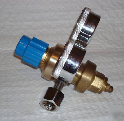 Veriflo NO2 compressed gas pressure regulator, CGA326 