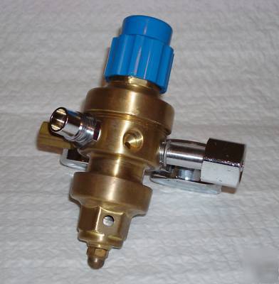 Veriflo NO2 compressed gas pressure regulator, CGA326 