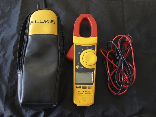 Fluke 337 true rms digital clamp meter w/ case & leads 