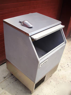 Iceomatic undercounter ice machine 120V 174LBS/day nice