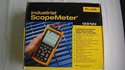 Fluke 123 industrial scopemeter in box mint condition 