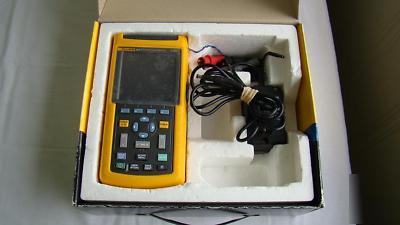 Fluke 123 industrial scopemeter in box mint condition 