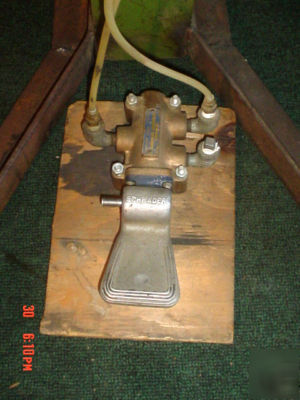 Pneumatic press foot pedal acutated good condition 