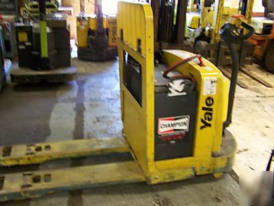 Yale MPW060 motorized commercial hand truck pallet jack