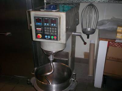 Welbilt 60 quart mixer with hook, whip & paddle hobart