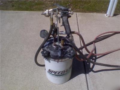 Speedaire 2.5 gal. pressure pot paint sprayer and gun