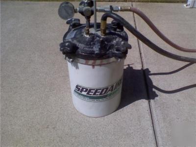 Speedaire 2.5 gal. pressure pot paint sprayer and gun