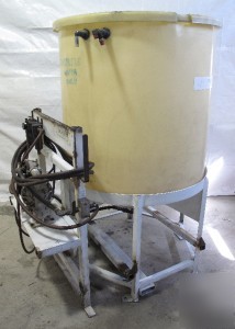 300 gallon polyethylene vertical tank w diaphram pump 