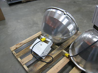 Ge clb charger luminaire, low bay , enclosed w/bulbs