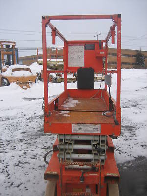2002 snorkel 1930 scissor lift, 25' work height clean