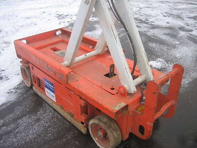 2002 snorkel 1930 scissor lift, 25' work height clean