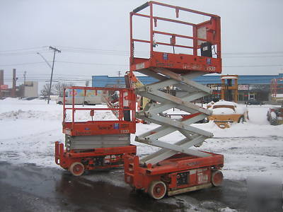 2002 snorkel 1930 scissor lift, 25' work height clean