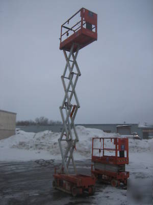 2002 snorkel 1930 scissor lift, 25' work height clean