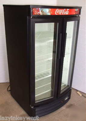 True gdm-14RF curved front merchandising refrigerator