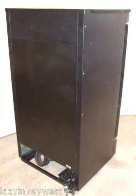 True gdm-14RF curved front merchandising refrigerator