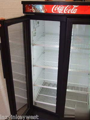 True gdm-14RF curved front merchandising refrigerator