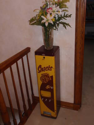 Vintage 5C snack vending machine ; phone/vase stand