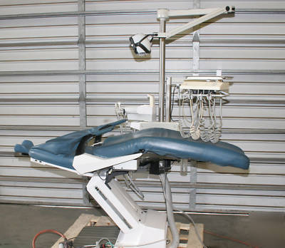 Dental chair with light, del. system & cuspidor