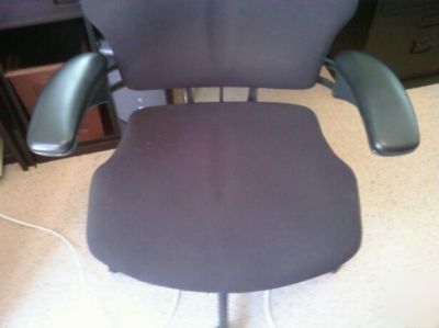 Hi back freedom chair humanscale black w/receipt