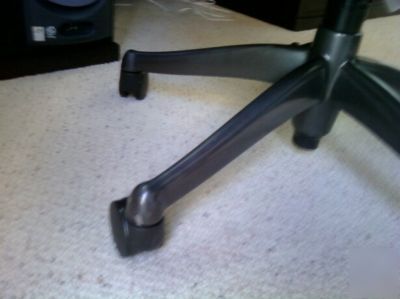 Hi back freedom chair humanscale black w/receipt