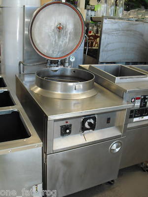 Electric pressure fryer large capacity 3 phase clean