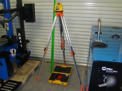 Self auto leveling rotary / rotating laser tripod staff