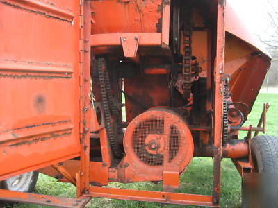 United farm tools corn picker - same as oliver no. 5