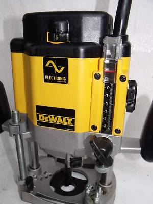 A superb dewalt DW625E plunge router with case * 240V *