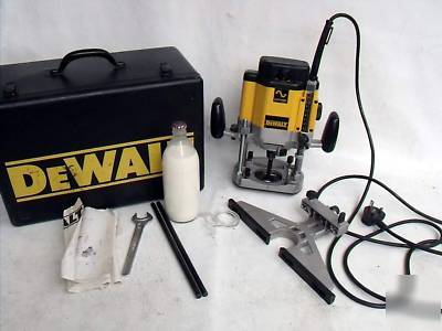 A superb dewalt DW625E plunge router with case * 240V *