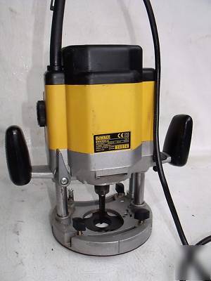 A superb dewalt DW625E plunge router with case * 240V *