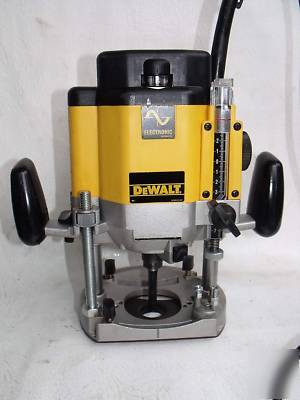 A superb dewalt DW625E plunge router with case * 240V *