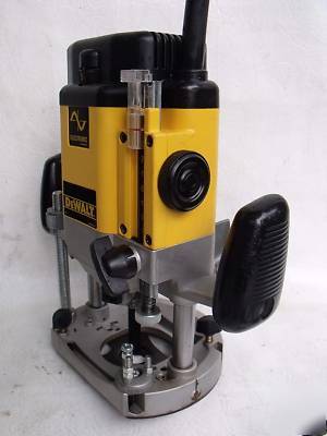 A superb dewalt DW625E plunge router with case * 240V *