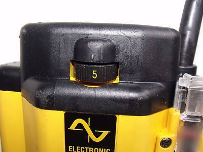 A superb dewalt DW625E plunge router with case * 240V *