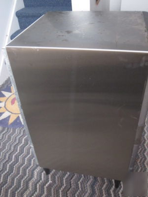 Manitowoc undercounter whole dice ice machine QM30